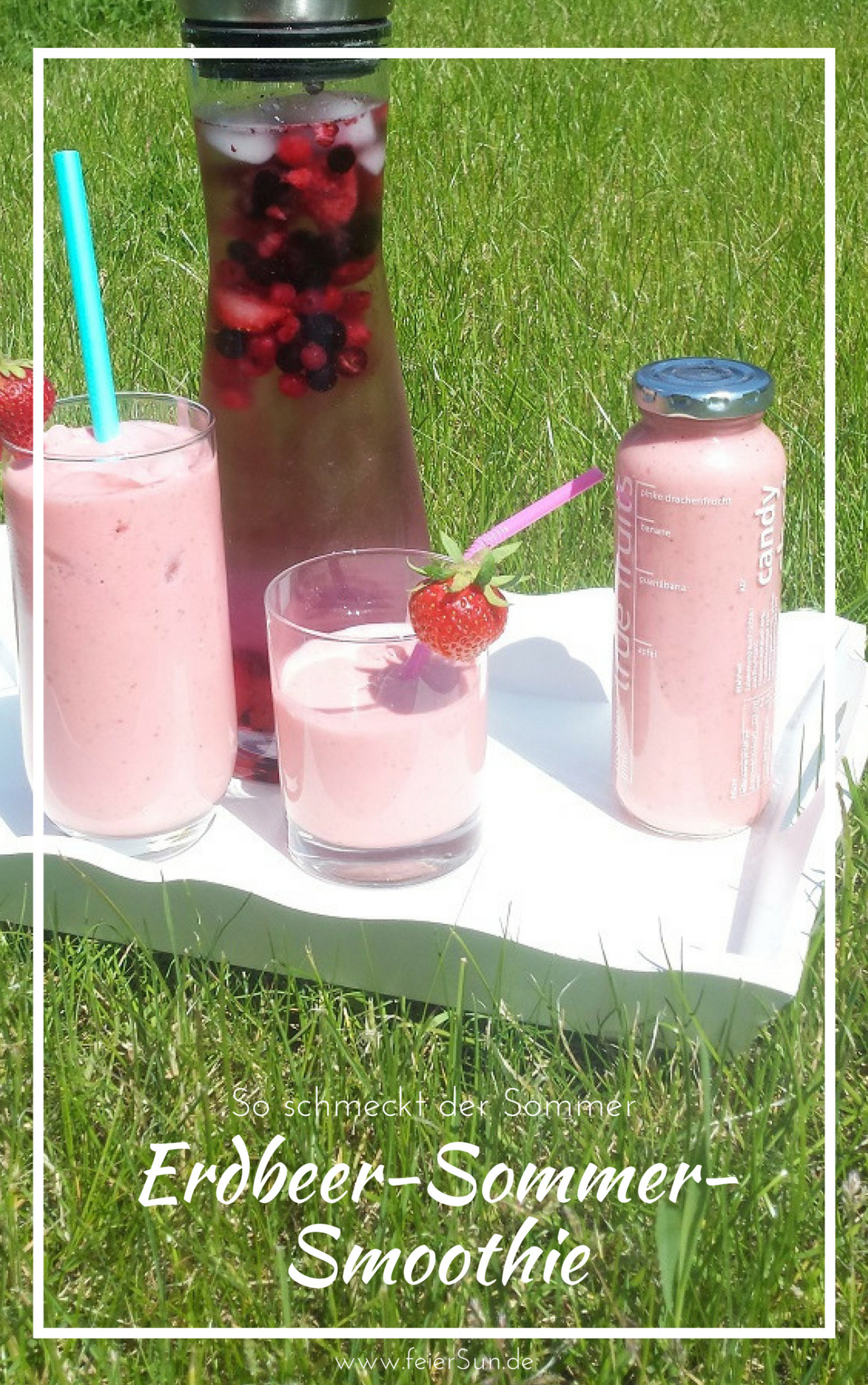 Der leckere Erdbeer-Sommer-Smoothie steht in seiner rosa-Farbe angerichtet auf einem weißen Tablet auf einer grünen Wiese.Ein kleines und ein großes Glas sind trinkbereit mit Eis und Strohhalm und Erdbeere angerichtet. Eine Portion wartet in einer Flasche als Smoothie to go.