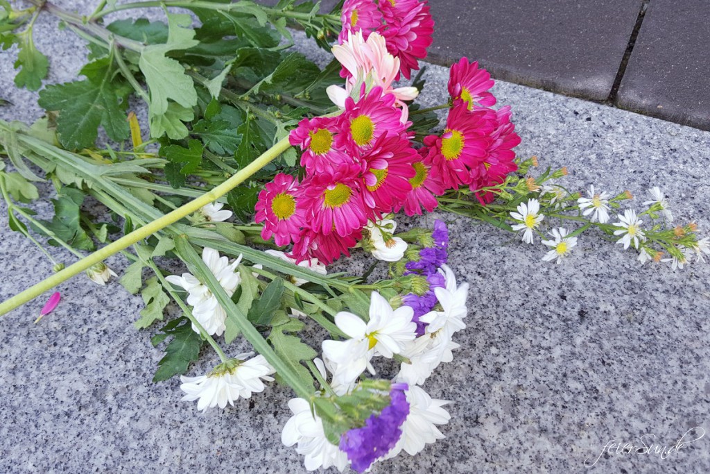 Mama, warum liegen da Blumen auf der Treppe