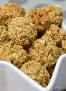 Apfelsnacks als Energiebaellchen vegan und gesund Rezept hochkant