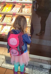 Reisen mit Kind im Zug - unsere 10 Tipps fuer eine Reise mit dem Kind und der Bahn denn wir reisen gerne - Travelblogger sind auf der Suche nach Suesskram