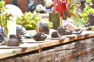Töpfern mit Kindern - kreativ mit allen Sinnen sein im Tongarten sonnten sich unsere Werke aus Ton bevor wir ihn glasierten