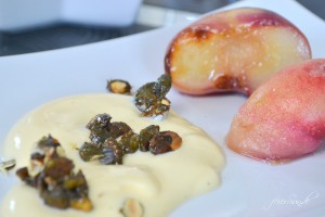 Grillbox Alle an einen Tisch mit der Grillbox_Nachtisch_gerillter Pfirsich an Vanilllejoghurt_die Kochzauber Grillbox 2016
