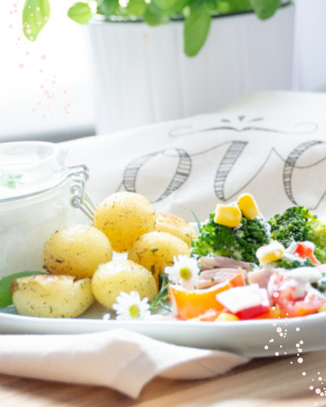 Salat-Rezepte gehören für mich genau so in die schönste Zeit des Jahres wie die Sonne, Grillen oder Baden gehen. Rezept Brokkolisalat mit Rosmarinkartoffeln #feierSun #summerSalad #feierSunFood #SummerFood