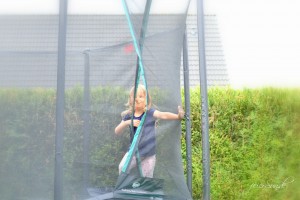 Gute Laune im Garten mit dem BERG-Toys Trampolin_wir testen_Erfahrung_Testbericht_Sichereit_Einstieg