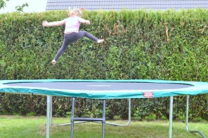 Gute Laune im Garten mit dem BERG-Toys Trampolin_wir testen_Erfahrung_Testbericht_Springen