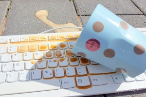 Murphys Gesetz oder auch Murphys Law - Was schief gehen kann wird schief gehen - Kaffe auf der Tastatur Klassiker im Office
