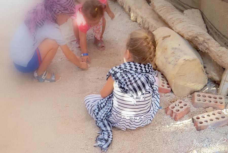 was-wir-wirklich-brauchen-ist-nicht-immer-das-was-wir-wollen_gedanken-aus-der-wueste-spielen-kinder