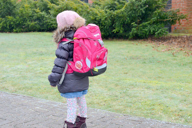 Auf dem Schulweg sicher. Die richtige Auswahl des Schulranzen & unseren 5 Tipps zur Sicherheit auf dem Weg in die Schule, inkl. Entscheidung.
