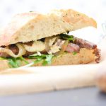 Ein Steak-Sandwich im Ciabatta? Gehört das nicht in so eine wabbelige Weißbrotscheibe, also dieses Sandwitch? Ne, in Ciabatta ist es eben besonders lecker. Und wenn Jamie Oliver Steak in Ciabatta stecken kann, kann ich das auch.