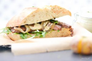 Ein Steak-Sandwich im Ciabatta? Gehört das nicht in so eine wabbelige Weißbrotscheibe, also dieses Sandwitch? Ne, in Ciabatta ist es eben besonders lecker. Und wenn Jamie Oliver Steak in Ciabatta stecken kann, kann ich das auch.