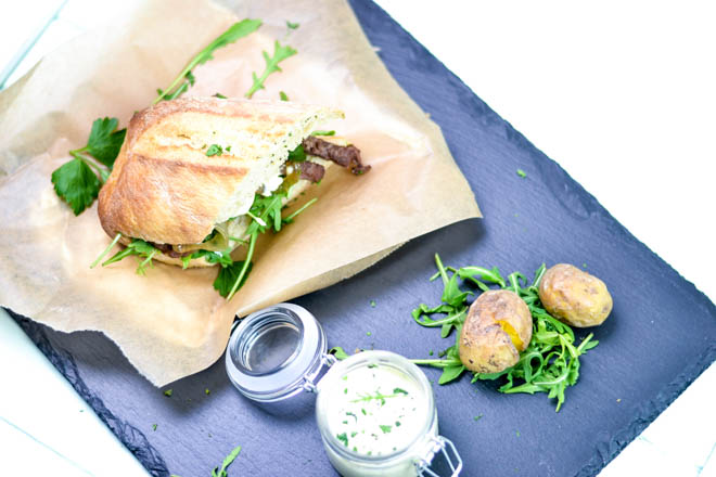Ein Steak-Sandwich im Ciabatta? Gehört das nicht in so eine wabbelige Weißbrotscheibe, also dieses Sandwitch? Ne, in Ciabatta ist es eben besonders lecker. Und wenn Jamie Oliver Steak in Ciabatta stecken kann, kann ich das auch.