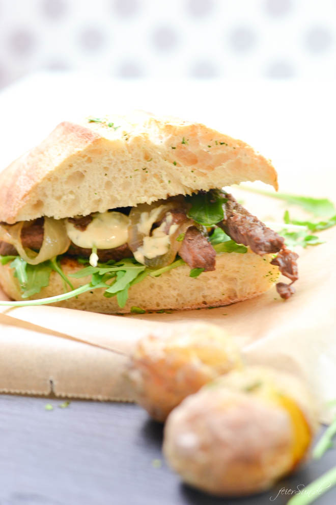 Ein Steak-Sandwich im Ciabatta? Gehört das nicht in so eine wabbelige Weißbrotscheibe, also dieses Sandwitch? Ne, in Ciabatta ist es eben besonders lecker. Und wenn Jamie Oliver Steak in Ciabatta stecken kann, kann ich das auch.
