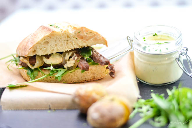 Ein Steak-Sandwich im Ciabatta? Gehört das nicht in so eine wabbelige Weißbrotscheibe, also dieses Sandwitch? Ne, in Ciabatta ist es eben besonders lecker. Und wenn Jamie Oliver Steak in Ciabatta stecken kann, kann ich das auch.