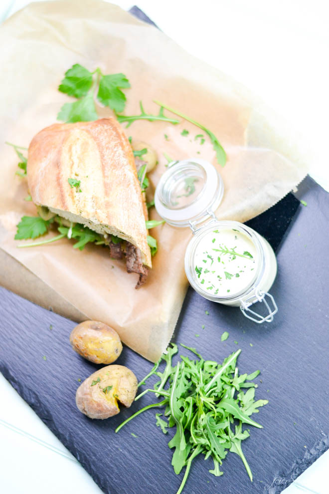 Ein Steak-Sandwich im Ciabatta? Gehört das nicht in so eine wabbelige Weißbrotscheibe, also dieses Sandwitch? Ne, in Ciabatta ist es eben besonders lecker. Und wenn Jamie Oliver Steak in Ciabatta stecken kann, kann ich das auch.