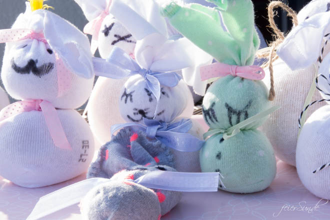 Der Osterhase ist in diesem Jahr eine verdammt coole Socke! Ein super schelles DIY um aus traurigen Einzelsocken super suesse Osterhasen zu basteln. Mit Kurzanleitung zum Download