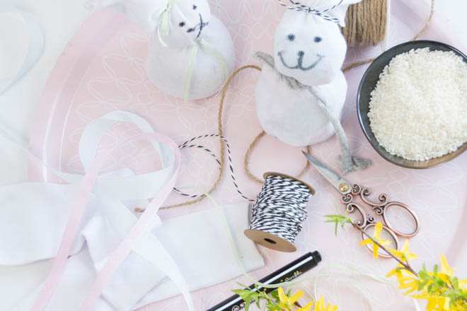 Der Osterhase ist in diesem Jahr eine verdammt coole Socke! Ein super schelles DIY um aus traurigen Einzelsocken super suesse Osterhasen zu basteln. Mit Kurzanleitung zum Download