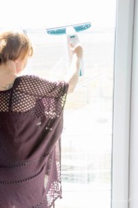 fruehjahrsputz-dryclean-mit-dem-leifheit-fenstersauger_sabueres_Fenster-putzen