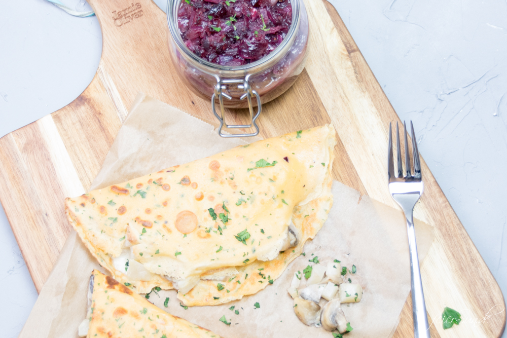 Crespelle gefüllt mit cremiger Gemüsefüllung & Cranberry-Zwiebel-Konfitüre ist ein super einfaches, vegetarisches & kinderfreundliches Rezept. Super schnell gemacht und extrem spannend. Eine Geschmacksexplosion für kleine und große Kinder.