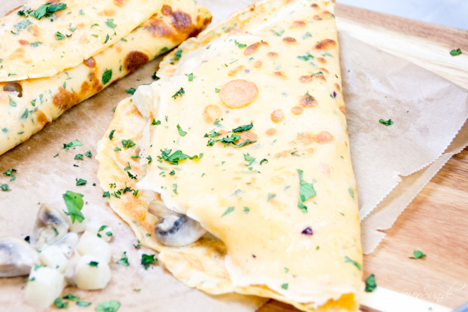 Crespelle gefüllt mit cremiger Gemüsefüllung & Cranberry-Zwiebel-Konfitüre ist ein super einfaches, vegetarisches & kinderfreundliches Rezept. Super schnell gemacht und extrem spannend. Eine Geschmacksexplosion für kleine und große Kinder.