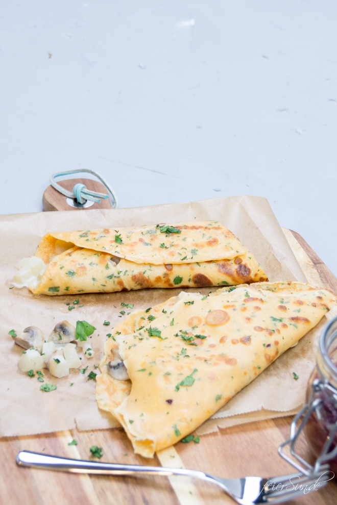Crespelle gefüllt mit cremiger Gemüsefüllung & Cranberry-Zwiebel-Konfitüre ist ein super einfaches, vegetarisches & kinderfreundliches Rezept. Super schnell gemacht und extrem spannend. Eine Geschmacksexplosion für kleine und große Kinder.
