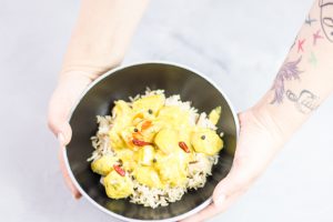 fruchtiges-haehnchen-mango-curry-mit-kokosmilch-fuer-die-ganze-familie