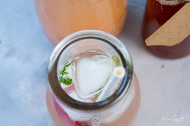 Ein fruchtig-süß-herber Drink in der Hand und schon fühlt es sich nach Sommer an. Rhabarber-Schorle scheint das Sommer-Getränk des Jahres zu sein, aber wir machen den Rhabarbersirup lieber selber. Mein Rezept für schnellen & einfachen Rhabarbersirup.