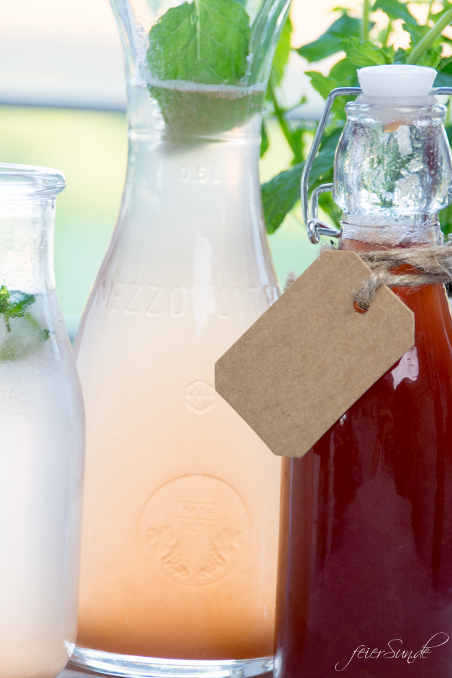 Ein fruchtig-süß-herber Drink in der Hand und schon fühlt es sich nach Sommer an. Rhabarber-Schorle scheint das Sommer-Getränk des Jahres zu sein, aber wir machen den Rhabarbersirup lieber selber. Mein Rezept für schnellen & einfachen Rhabarbersirup.