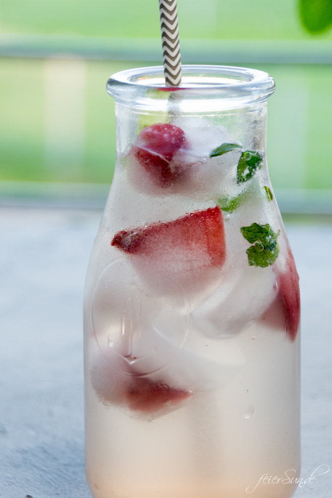 Ein fruchtig-süß-herber Drink in der Hand und schon fühlt es sich nach Sommer an. Rhabarber-Schorle scheint das Sommer-Getränk des Jahres zu sein, aber wir machen den Rhabarbersirup lieber selber. Mein Rezept für schnellen & einfachen Rhabarbersirup.