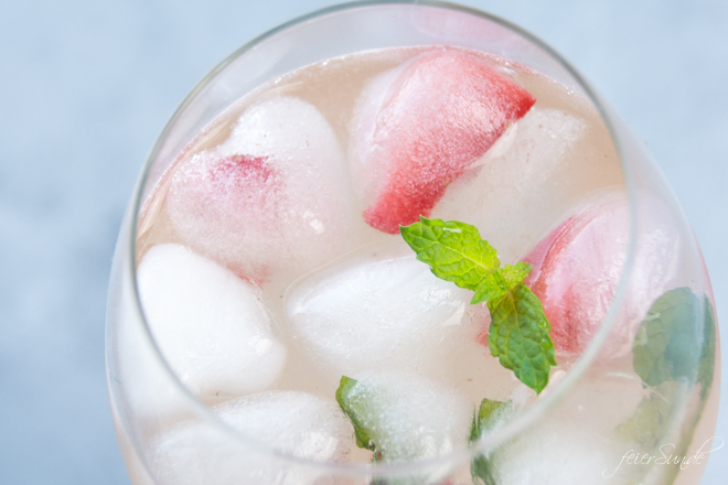 Ein fruchtig-süß-herber Drink in der Hand und schon fühlt es sich nach Sommer an. Rhabarber-Schorle scheint das Sommer-Getränk des Jahres zu sein, aber wir machen den Rhabarbersirup lieber selber. Mein Rezept für schnellen & einfachen Rhabarbersirup.