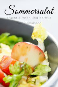 Ich zeige dir den perfekten Sommersalat. Er ist ist bunt, lecker & passend für die GrillSaison. Fruchtig, frisch mit Pfirsichen, Cocktailtomaten & süßen Kürbiskerne. feierSun.de I Fotografie & Lifestyle