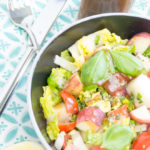 Auf feierSun.de gibt es heute den perfekten Sommersalat. Er ist ist bunt, lecker & passend für die GrillSaison. Fruchtig, frisch mit Pfirsichen, Cocktailtomaten & süßen Kürbiskerne. feierSun.de I Familienleben - Lifestyle - Herz