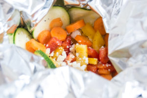 feiersun.de-rezept-leckere-grillgemuese-bunte-gemuesepaeckchen-fuer-kinder-packen