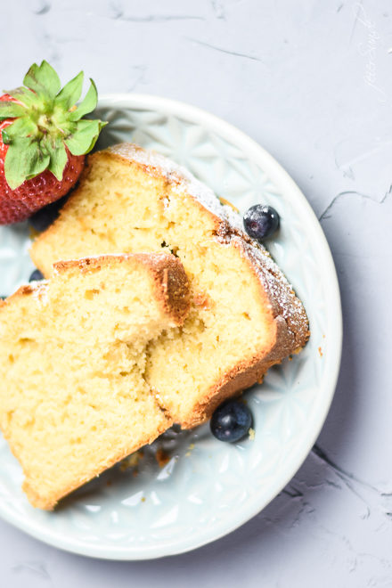 Auf feierSun.de zeige ich einen saftigen #ZiTrONeNkUCheN. Mit dem #Geheimnis, warum mein #Rezept immer so fluffig wird. #Laktosefrei und lecker