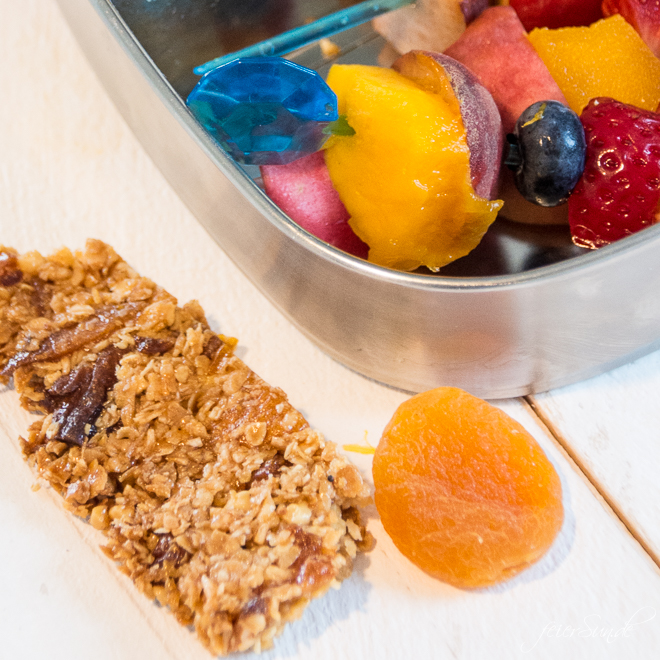 MüSLiRiEgEl die du schnell und lecker selber machen kannst. Außerdem hab ich spannende Infos über getrocknete Aprikosen den Vitaminbomben inklusive dem leckeren #Rezept für Aprikosen-Orangen-#MüsliRiegel als Pausensnack