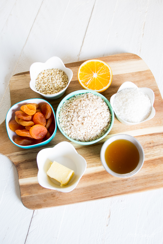 Einfache Zutaten für leckere und MüSLiRiEgEl selber machen kannst. Außerdem hab ich spannende Infos über getrocknete Aprikosen den Vitaminbomben inklusive dem leckeren #Rezept für Aprikosen-Orangen-#MüsliRiegel