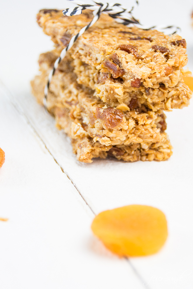 MüSLiRiEgEl die du schnell und lecker selber machen kannst. Außerdem hab ich spannende Infos über getrocknete Aprikosen den Vitaminbomben inklusive dem leckeren #Rezept für Aprikosen-Orangen-#MüsliRiegel als Pausensnack