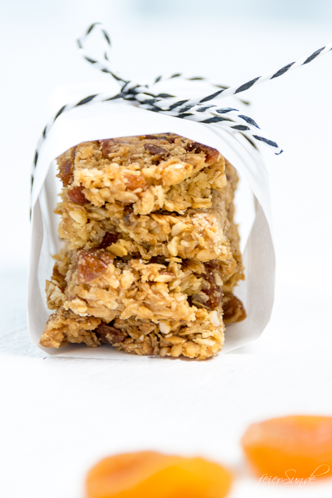 MüSLiRiEgEl die du schnell und lecker selber machen kannst. Außerdem hab ich spannende Infos über getrocknete Aprikosen den Vitaminbomben inklusive dem leckeren #Rezept für Aprikosen-Orangen-#MüsliRiegel als Pausensnack