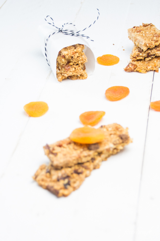 MüSLiRiEgEl die du schnell und lecker selber machen kannst. Außerdem hab ich spannende Infos über getrocknete Aprikosen den Vitaminbomben inklusive dem leckeren #Rezept für Aprikosen-Orangen-#MüsliRiegel als Pausensnack