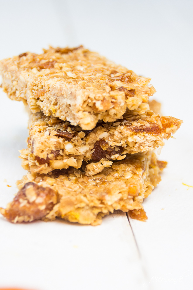 MüSLiRiEgEl die du schnell und lecker selber machen kannst. Außerdem hab ich spannende Infos über getrocknete Aprikosen den Vitaminbomben inklusive dem leckeren #Rezept für Aprikosen-Orangen-#MüsliRiegel als Pausensnack