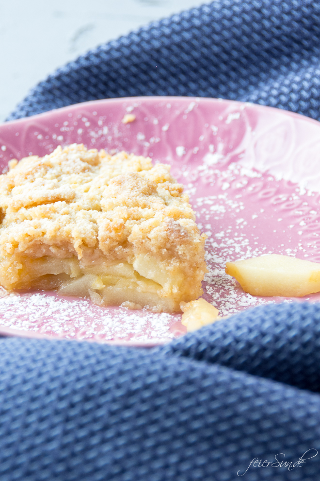 Auf feierSun.de gibt es heute (m)ein Rezept für warmen ApPLe CRuMbLE. Perfekt zwischen Spätsommer & Herbst. #AppleCrumble #Crumble #Backen