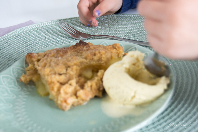 Auf feierSun.de gibt es heute (m)ein Rezept für warmen ApPLe CRuMbLE. Perfekt zwischen Spätsommer & Herbst. #AppleCrumble mir Eis