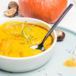 Auf feierSun.de gibt es heute ein Rezept für einfache KüRbiSsuPpE mit KokOsMiLCh und CUrRy ist perfekt für die kalte Jahreszeit. Mein Herbstessen total vegan und vegetarisch.
