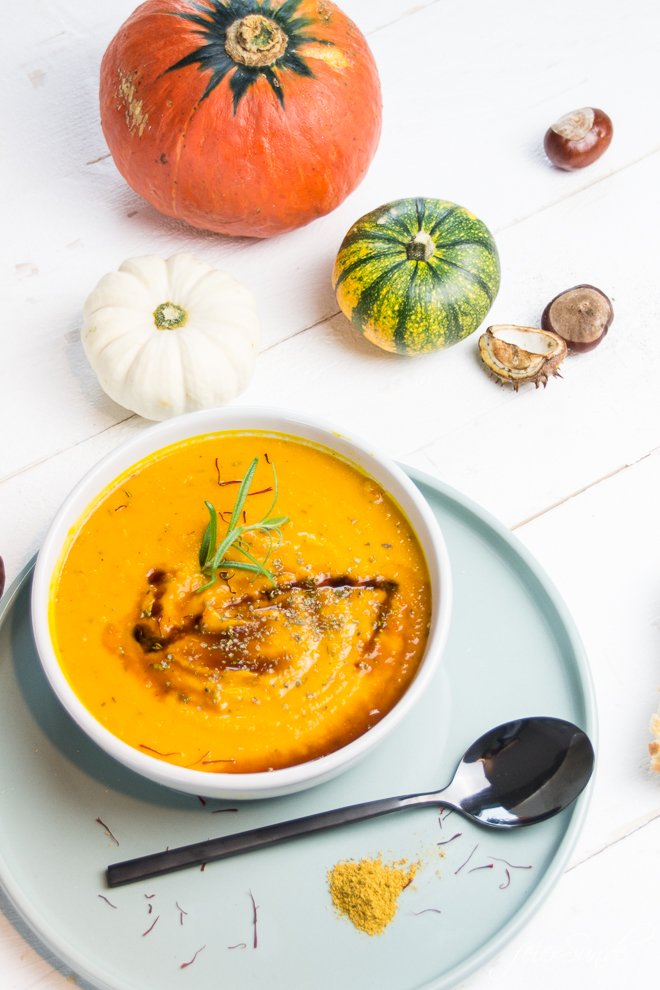 Auf feierSun.de gibt es heute ein Rezept für einfache KüRbiSsuPpE mit KokOsMiLCh und CUrRy ist perfekt für die kalte Jahreszeit. Mein Herbstessen total vegan und vegetarisch. HErbstessen für groß und klein.