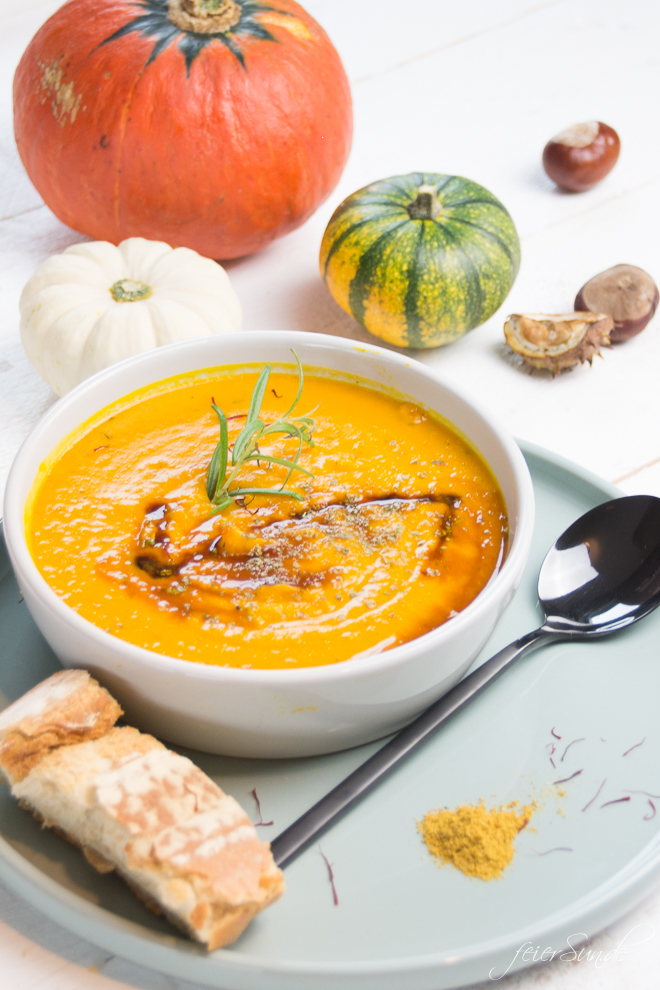 Auf feierSun.de gibt es heute ein Rezept für einfache KüRbiSsuPpE mit KokOsMiLCh und CUrRy ist perfekt für die kalte Jahreszeit. Mein Herbstessen total vegan.
