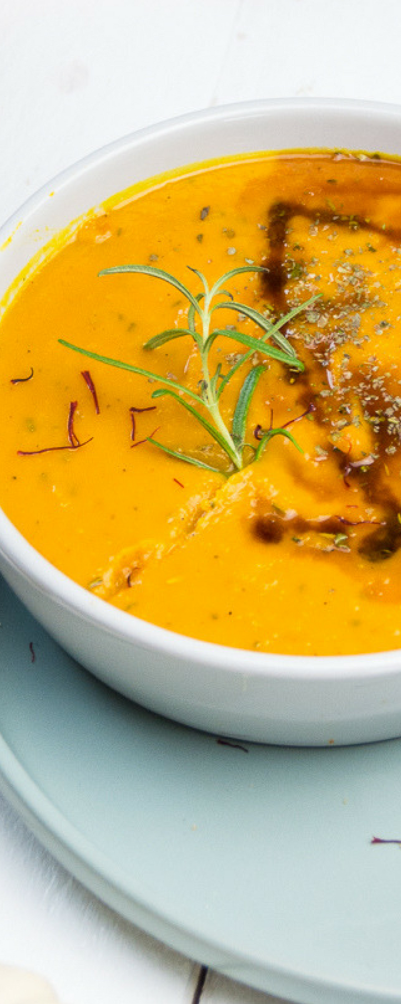 Auf feierSun.de gibt es heute ein Rezept für einfache KüRbiSsuPpE mit KokOsMiLCh und CUrRy ist perfekt für die kalte Jahreszeit. Mein Herbstessen total vegan und vegetarisch und super lecker im Herbst
