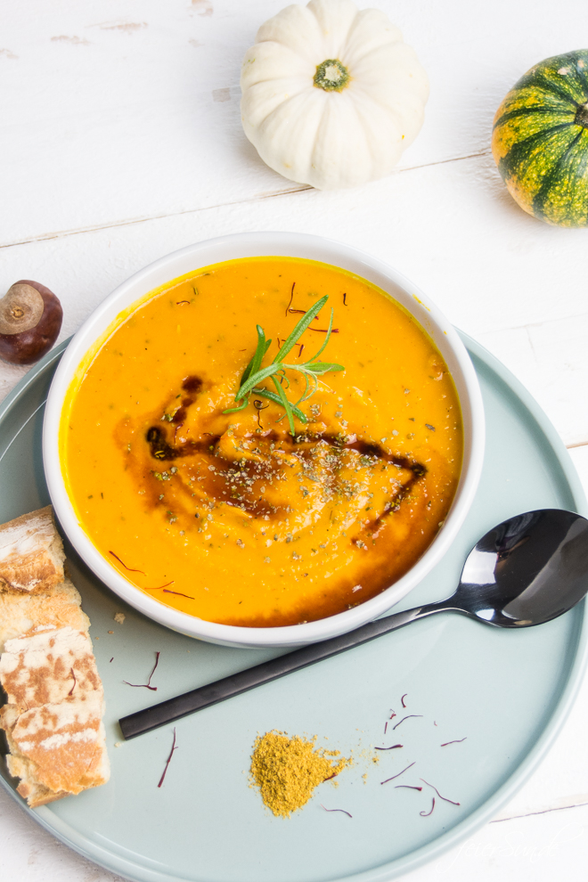 Auf feierSun.de gibt es heute ein #Rezept für einfache KüRbiSsuPpE mit KokOsMiLCh und CUrRy ist perfekt für die kalte Jahreszeit. Mein Herbstessen total vegan und vegetarisch.