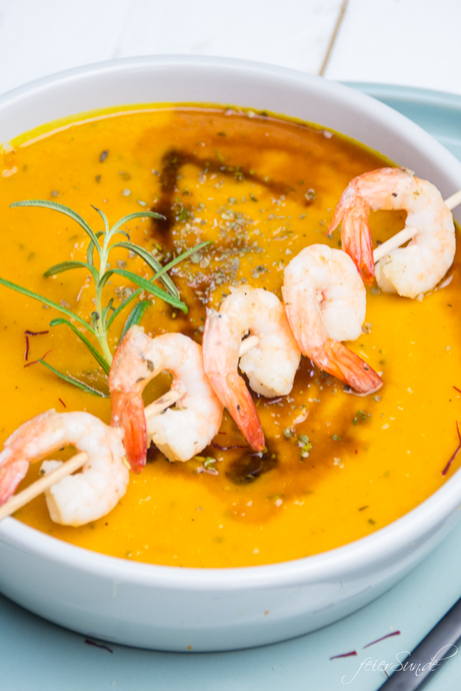 Auf feierSun.de gibt es heute ein Rezept für einfache KüRbiSsuPpE mit KokOsMiLCh und CUrRy ist perfekt für die kalte Jahreszeit. Mein Herbstessen total mit und ohne Beilage super lecker.