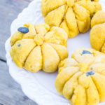 Ein Rezept für einfache #KüRBiSbRötCheN ganz im Design des Herbstes & perfekt für den #Halloween #SweetTable? Dann schau auf feierSun.de vorbei und lass Dich von meinem Kürbisbrötchen #Rezept inspirieren.