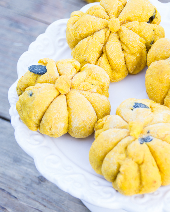 Ein Rezept für einfache #KüRBiSbRötCheN ganz im Design des Herbstes & perfekt für den #Halloween #SweetTable? Dann schau auf feierSun.de vorbei und lass Dich von meinem Kürbisbrötchen #Rezept inspirieren.
