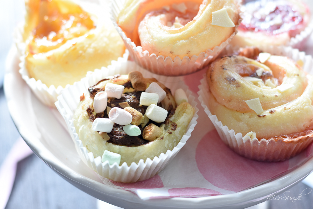 Super einfache Blätterteigschnecken mit süßer Füllung. Backen mit Kindern. Blätterteigmuffins als Partyfood. Schnell und einfach // Rezept feierSun.de Familienblog - Lifestyle-Blog